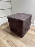 Czarny puf kwadratowy 38x38