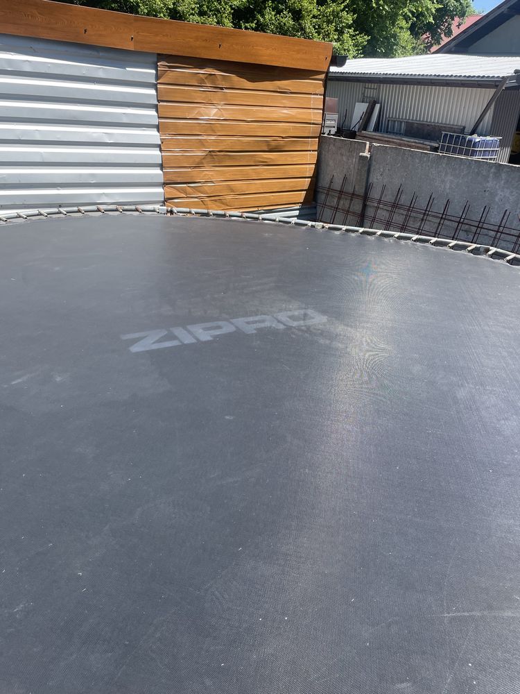 Trampolina duża uszkodzona
