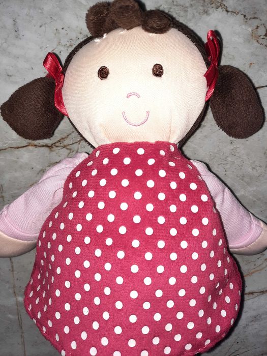 Lalka w czerwonej sukience z białymi kropeczkami