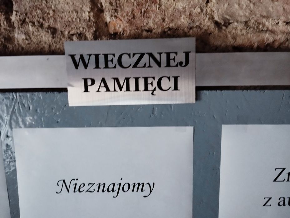 Tablica na nekrologi. Zawiadamianie o pogrzebach. Podziękowania.