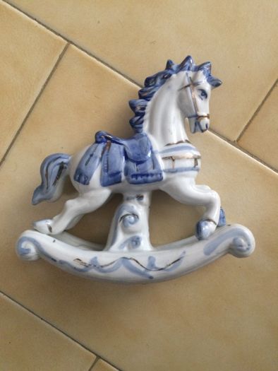 Cavalo de Porcelana Azul e Branco