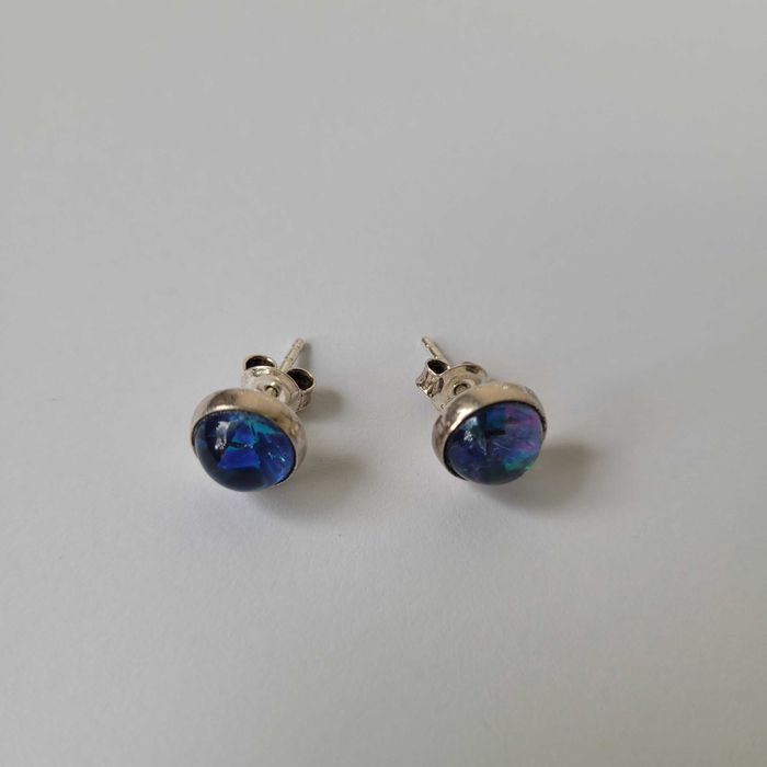 Kolczyki wkrętki z niebieskim opalem