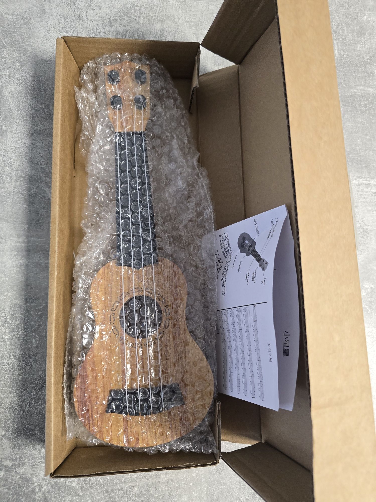 Ukulele zabawka dla dzieci 35 cm z kostką i strunami
