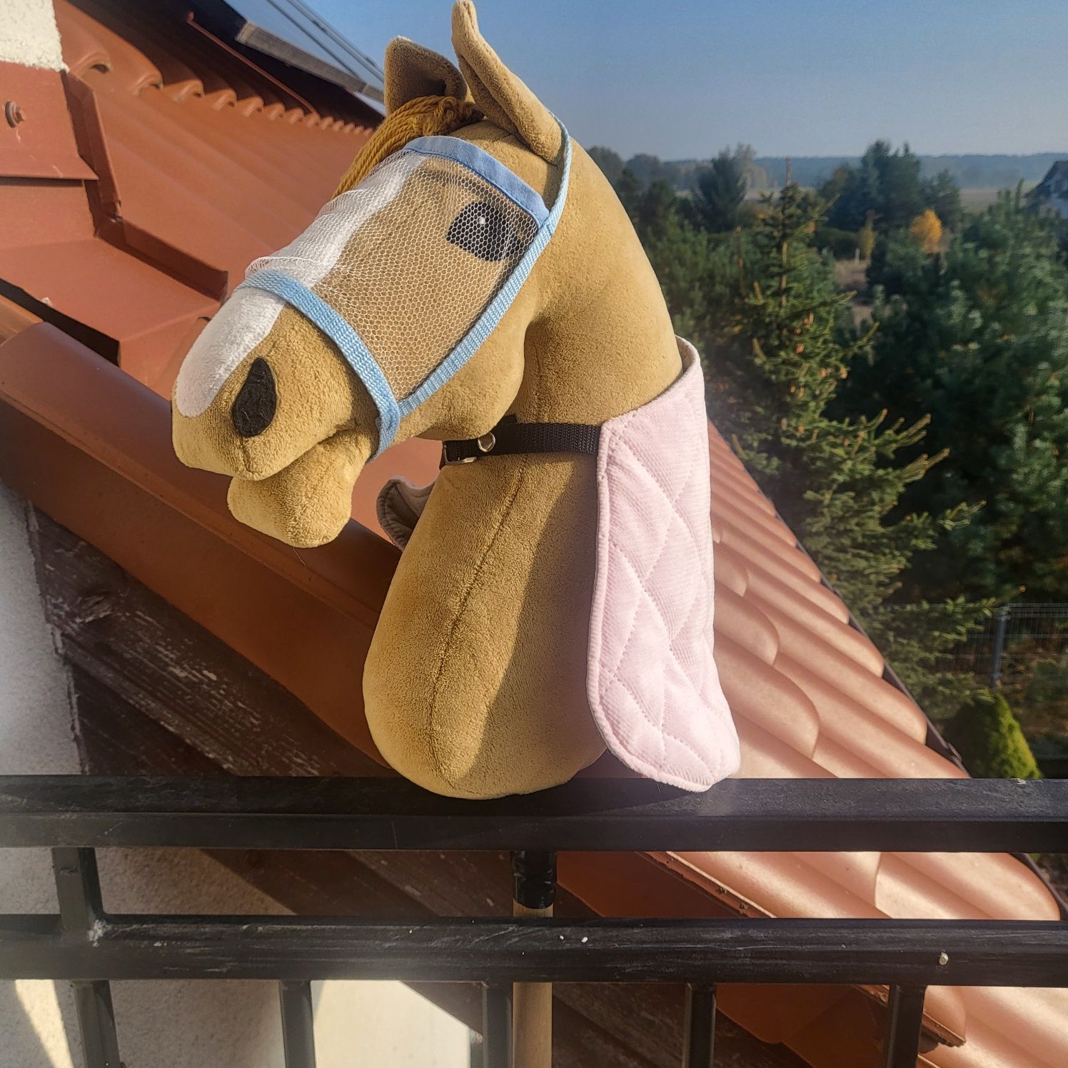 Kasztanowaty hobby horse z ogłowiem,  derką i maską