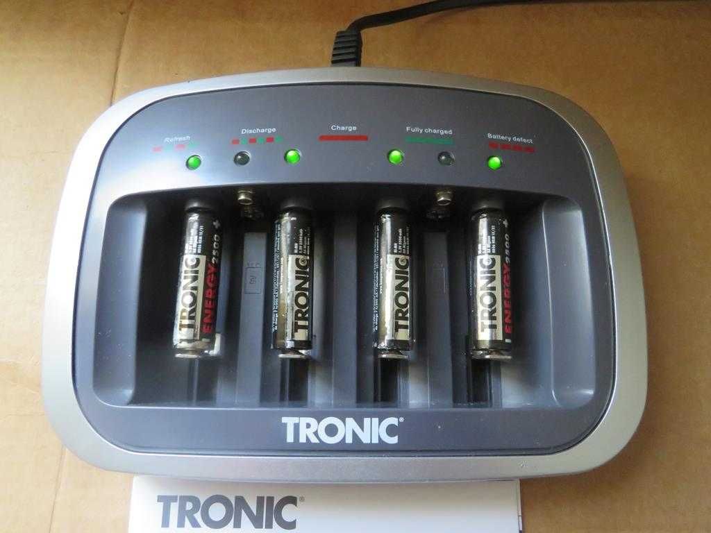 Carregador pilhas universal Tronic + 6 baterias tipo AA  Estado NOVO!