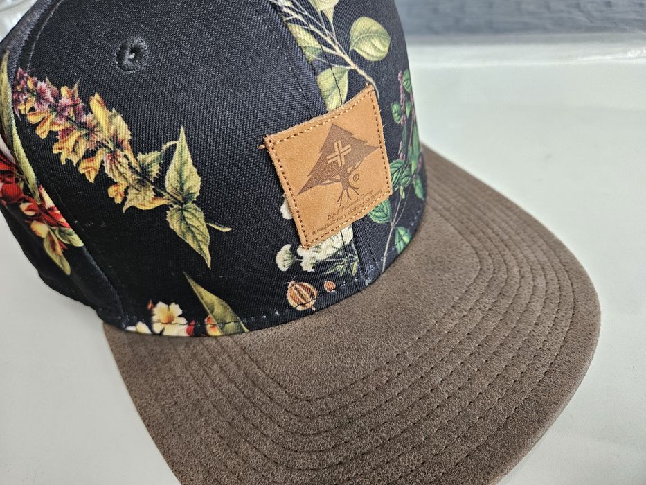 Przepiękna czapka czapeczka z daszkiem motyw kwiatów dakine patagonia