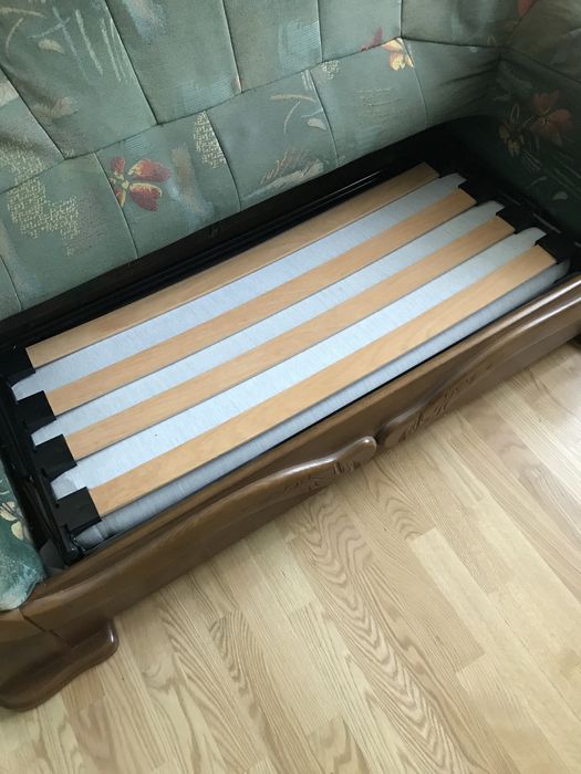 Duża zielona sofa, kanapa w kwiaty drewniane nogi, PRL, vintage