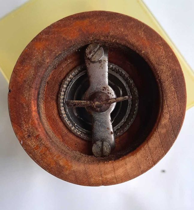 Młynek z korbką do pieprzu grzyb drewno cepelia  antyk zabytek PRL