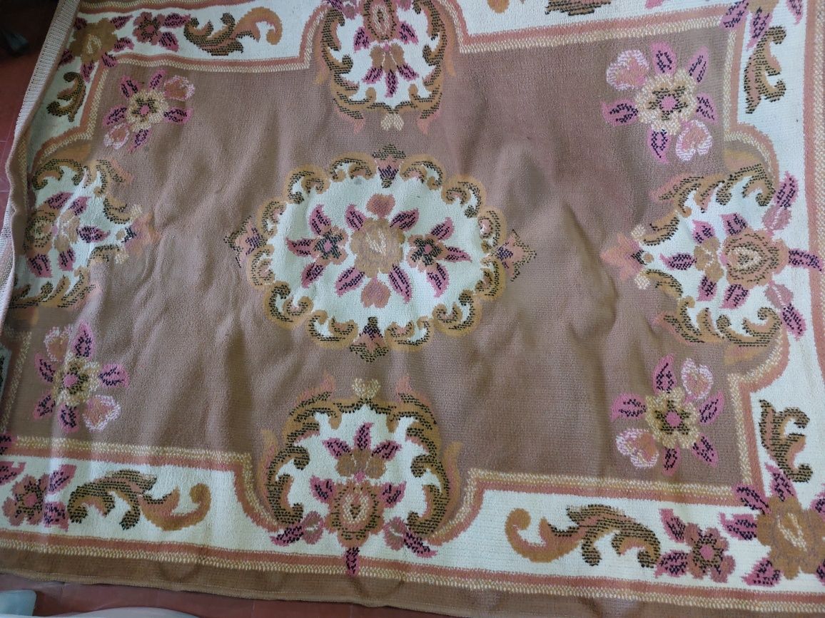 Tapete de sala em tons de castanho e rosa
