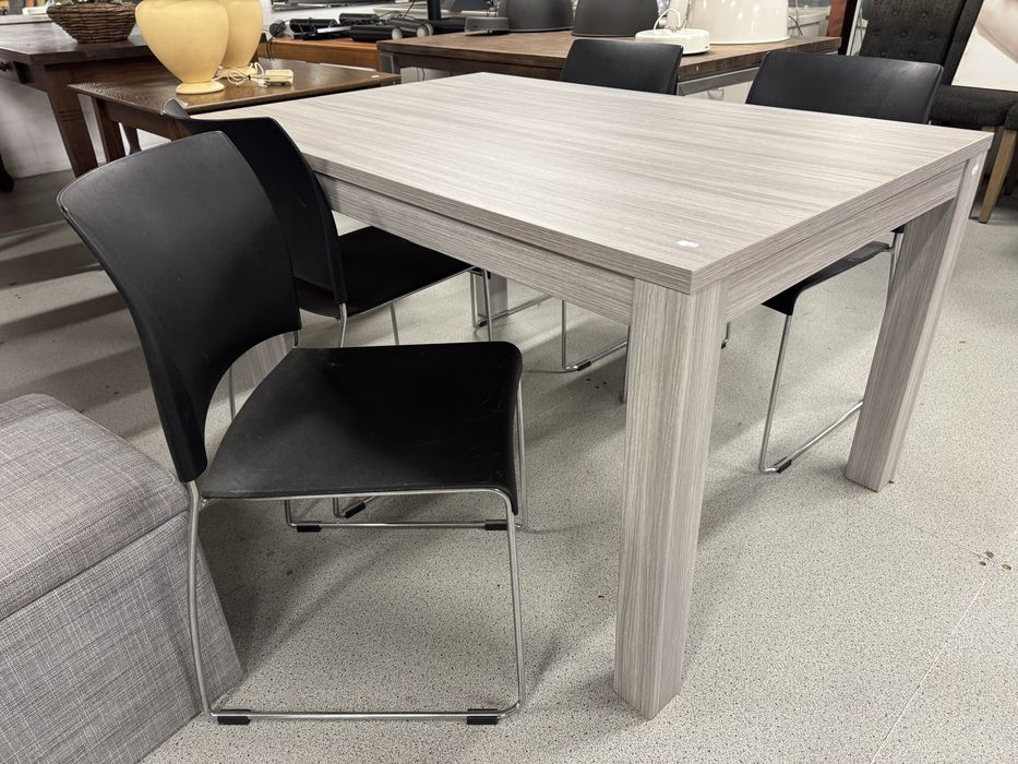 Стіл з стільцями