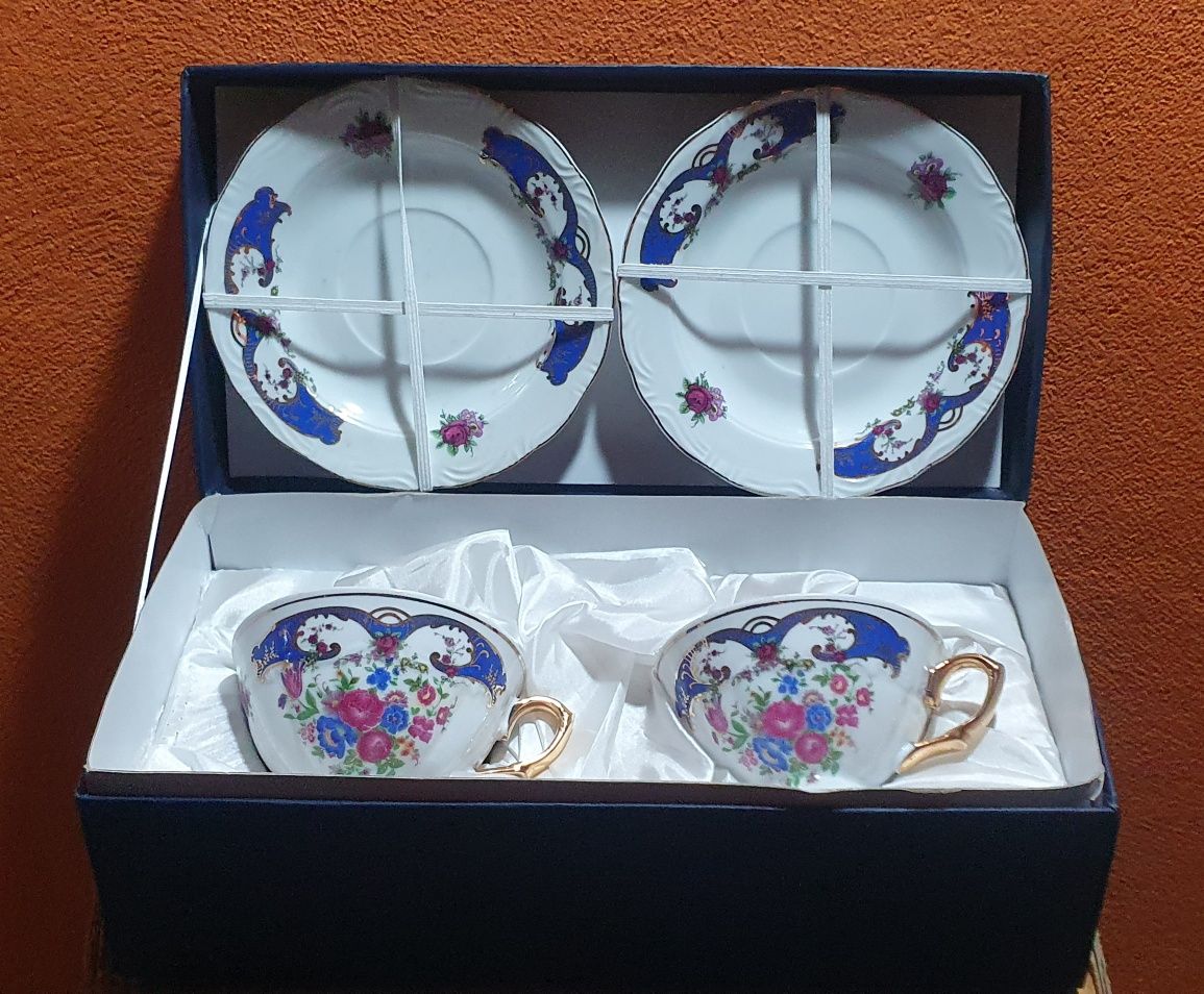 Conjunto de chávenas de porcelana