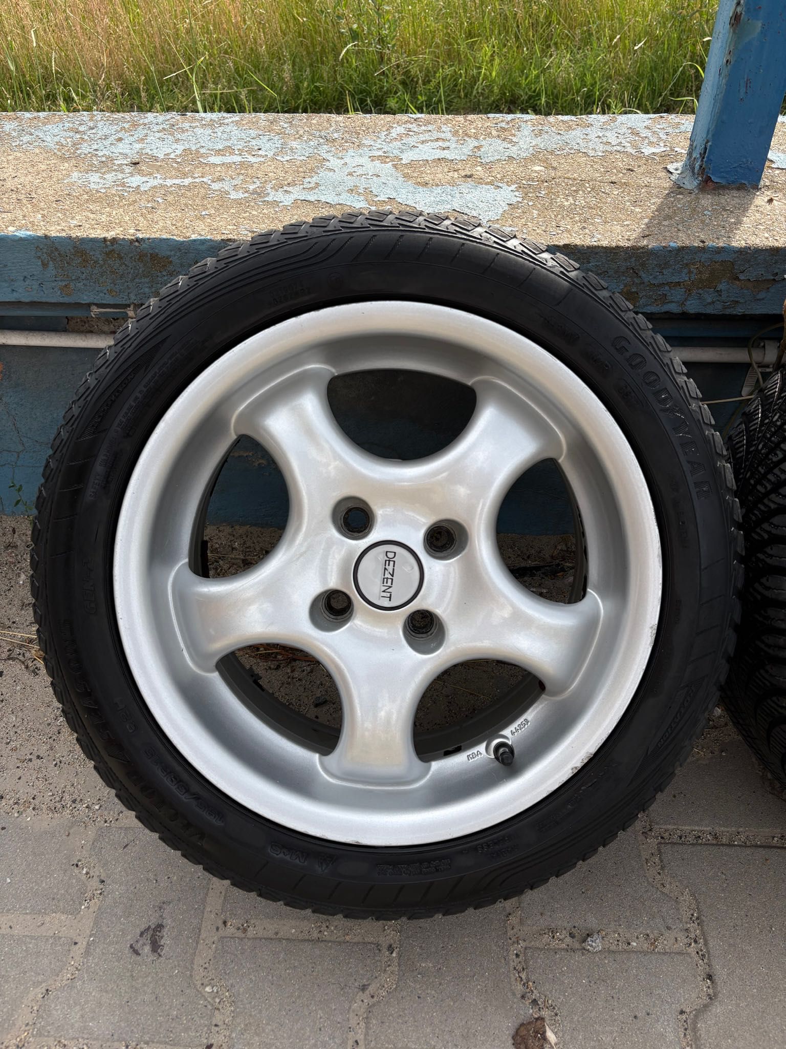 Felgi aluminiowe 195/50r15 Dezent 15 4x100 56,1mm letnie Honda Mazda