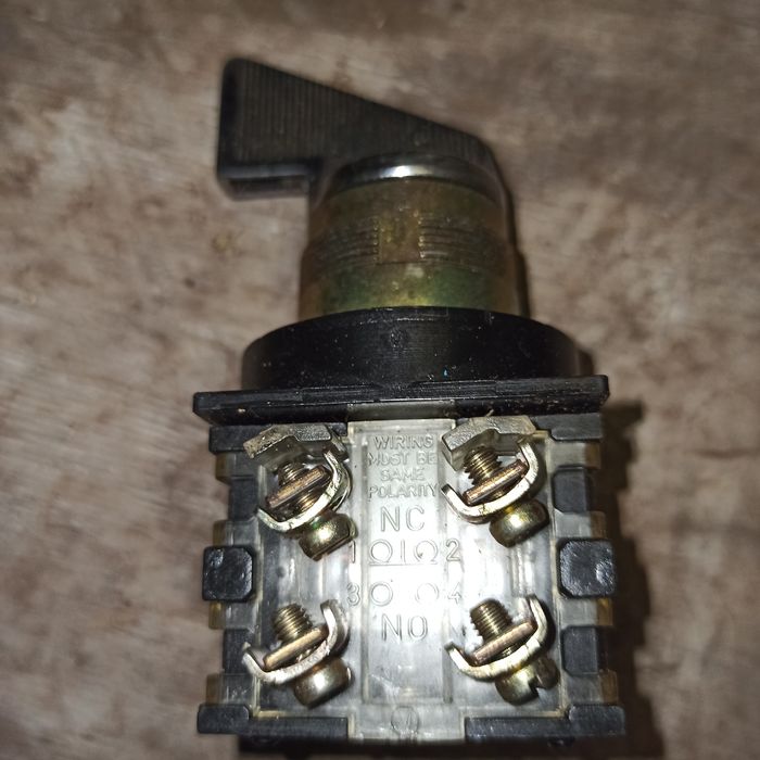 Переключатель "CEMA"  на 2 положения с ручным возвратом