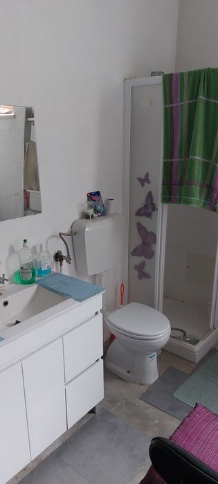 Garagem box com água, energia, wc, duche, pia/cozinha, casa de banho