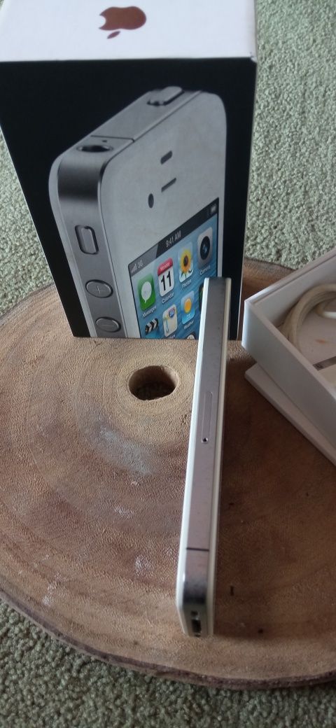 iPhone 4 branco com carregador