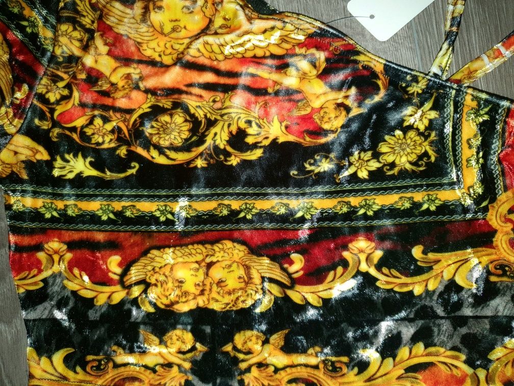 Кроп-топ в стлі Versace та Dolce & Gabbana