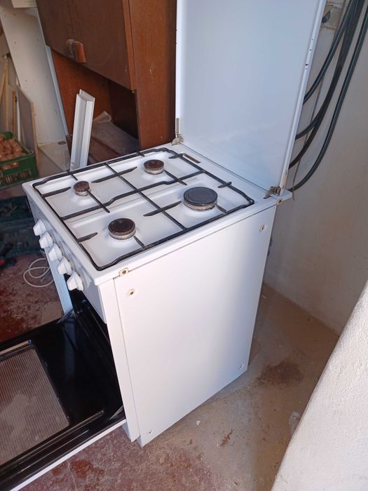 Kuchnia gazowa z piekarnikiem elektrycznym,