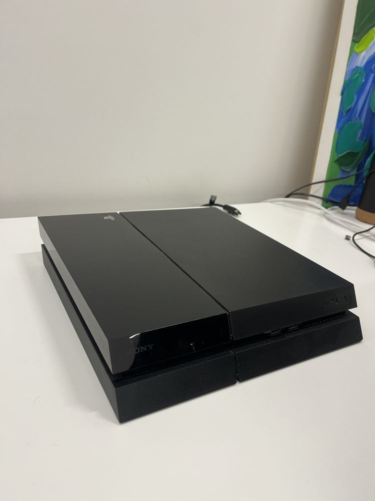 PS4 + 2 comandos + 1 jogo em bom estado!!