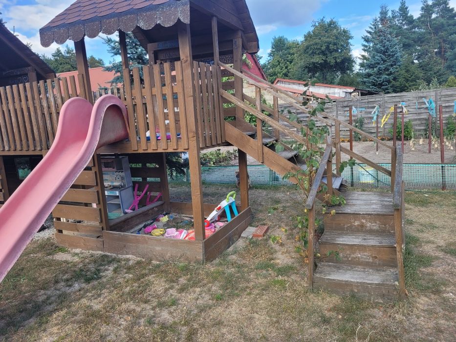 Drewniany domek dla dzieci do ogrodu.