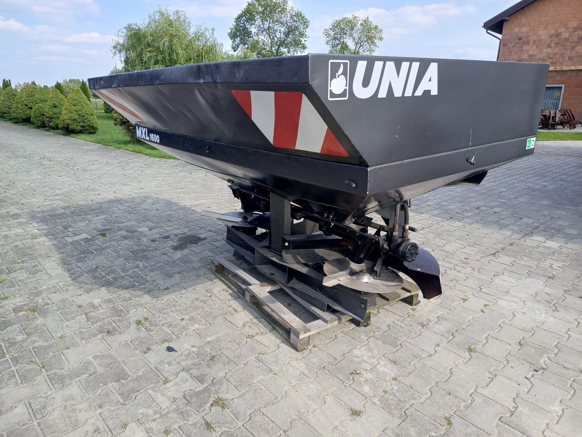 Rozsiewacz nawozu Unia Brzeg . Agromet. Mxl