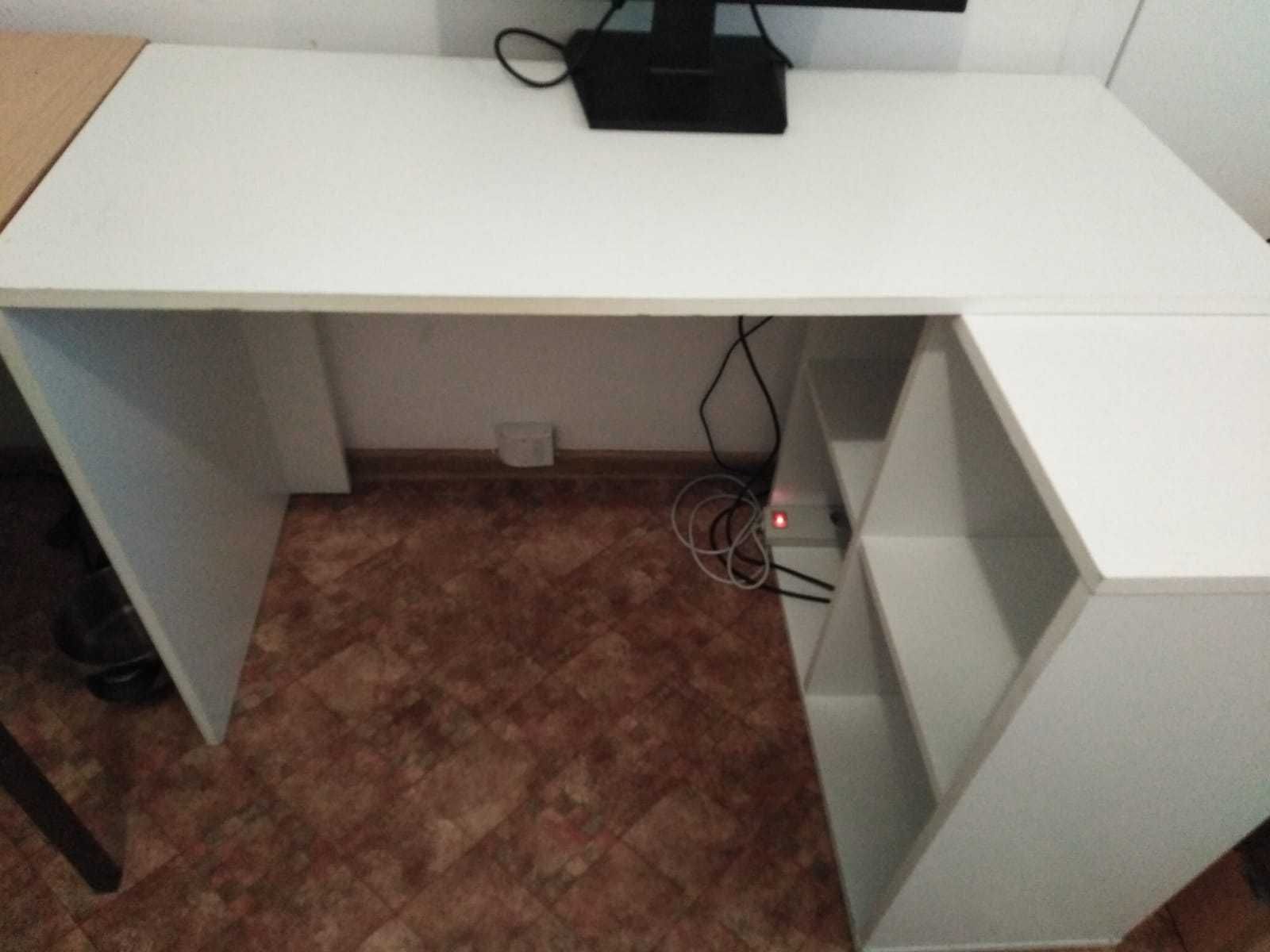 Biurko białe w kształcie litery L z wewnętrznymi półkami