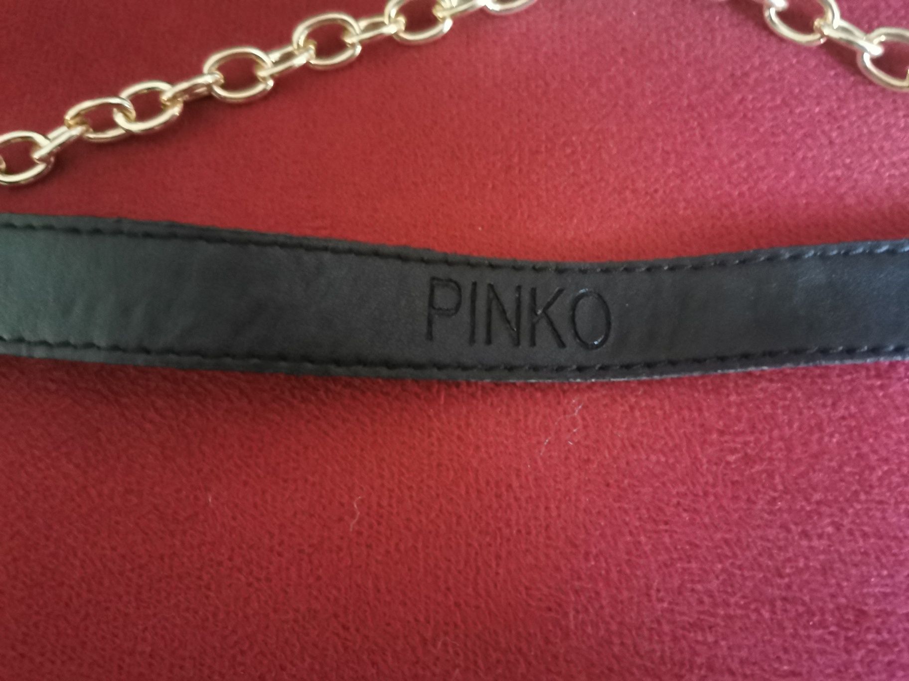 Torebka damska Pinko w kolorze czarnym z złotym logo . Logowana
