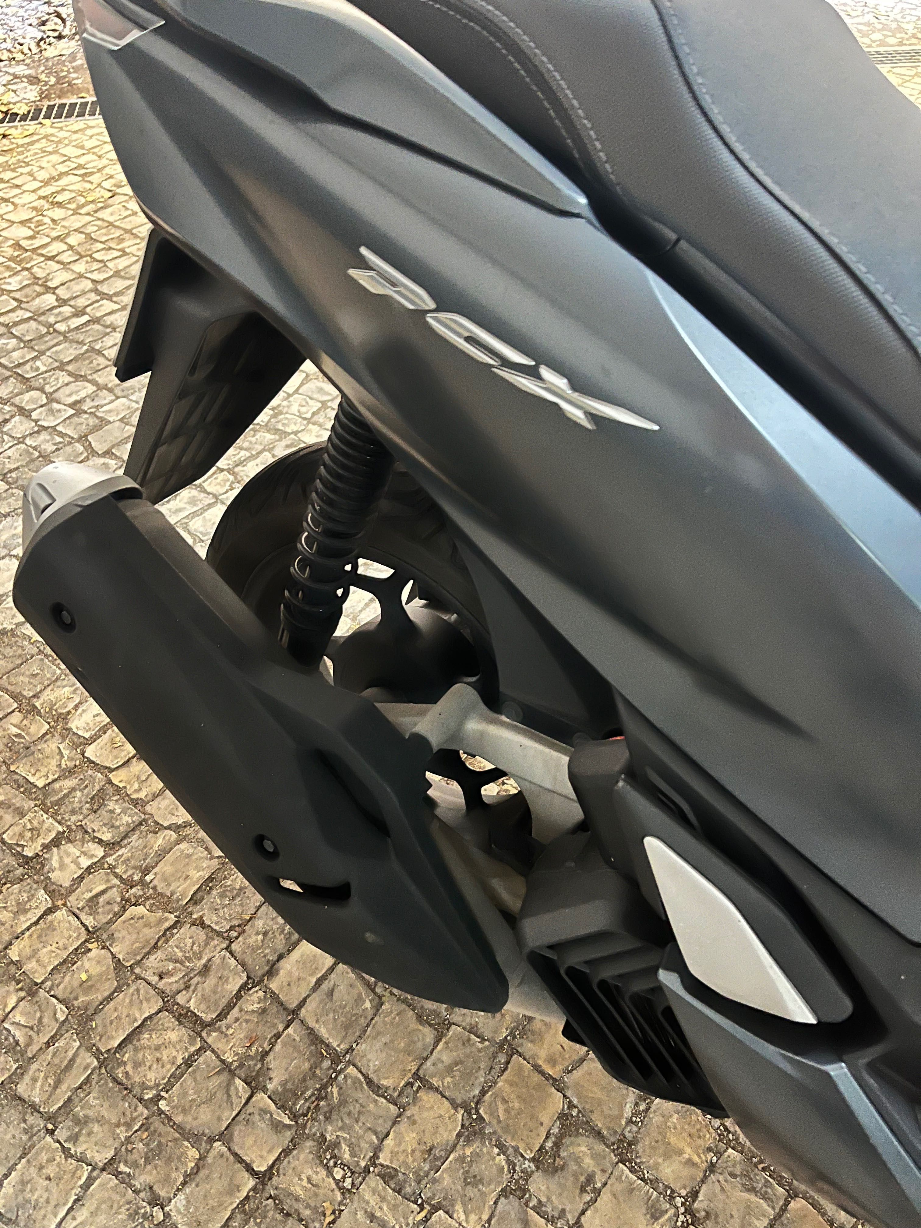 PCX 2022 10k kms em ótimo estado, guardada em garagem