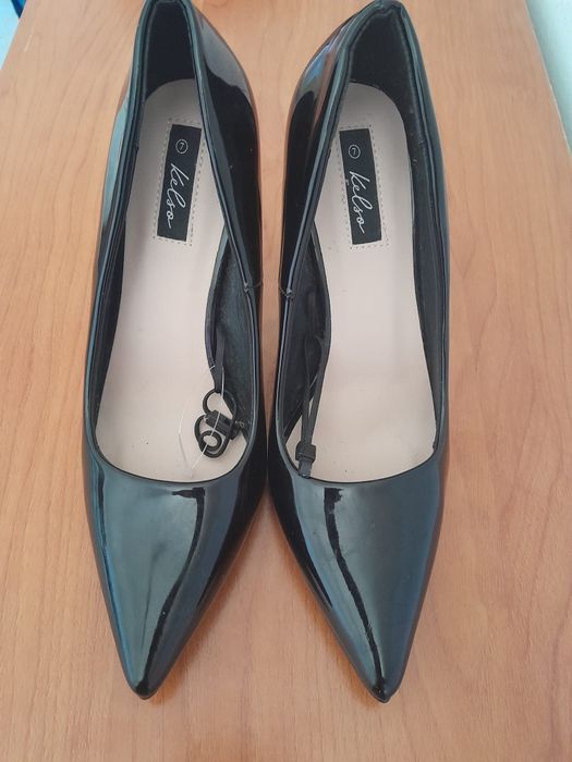 Sapatos pretos tamanho 40