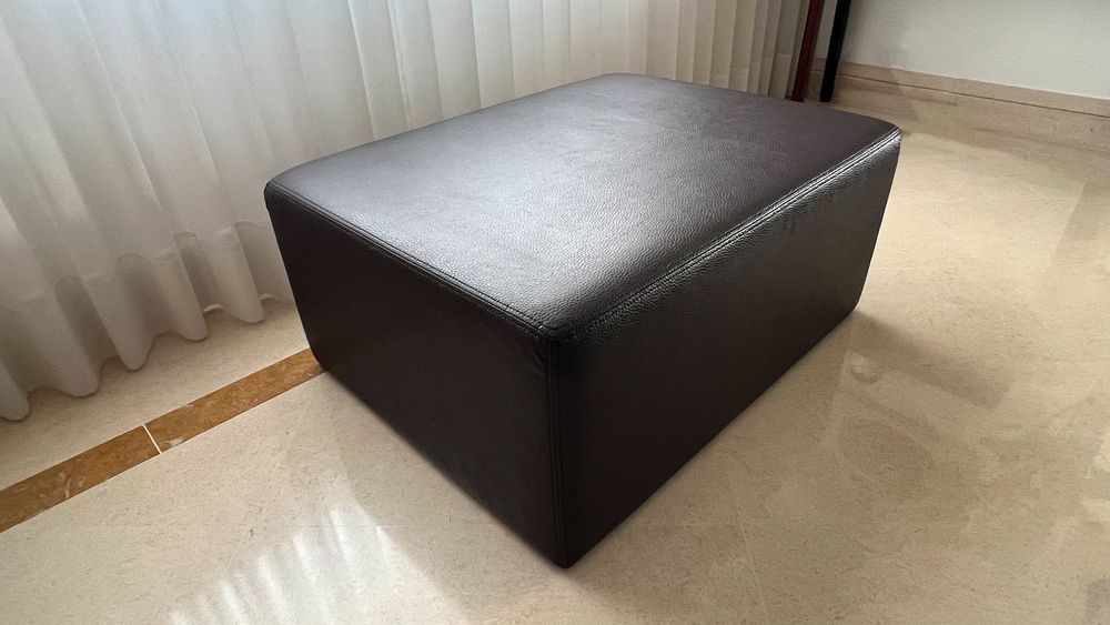 Puff grande em pele sintética