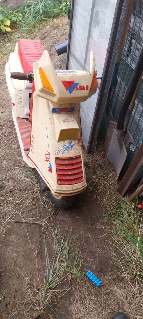 Stary zabytkowy skuter elektryczny.