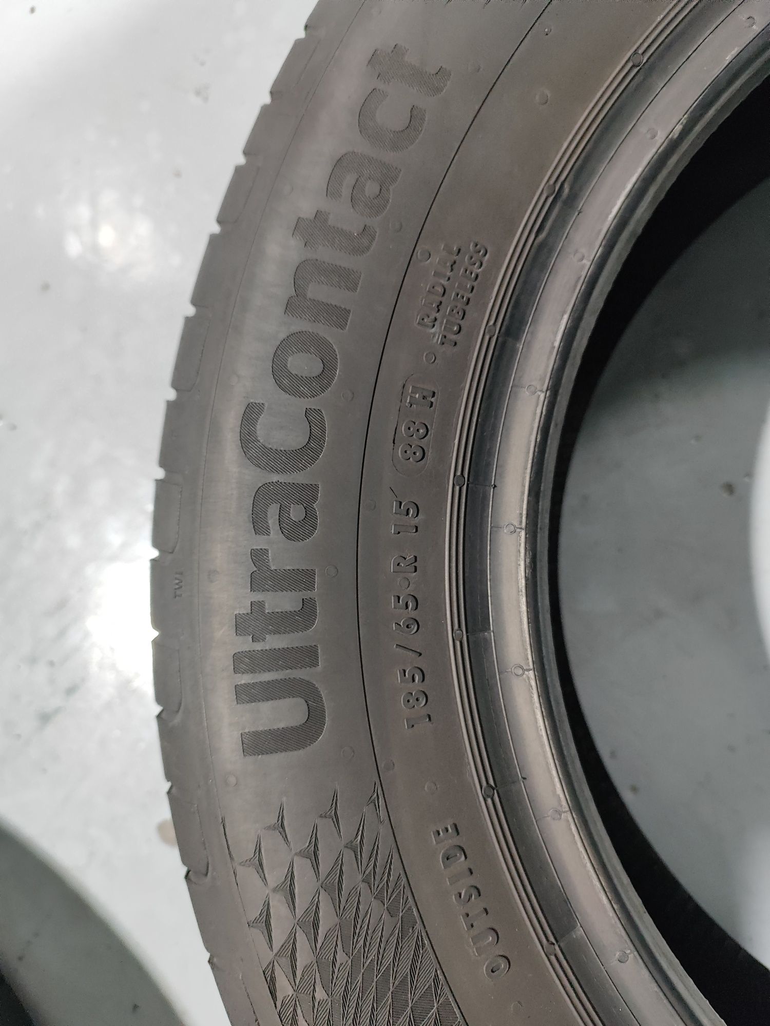 2 pneus semi novos 185-65R15 Continental - Oferta dos Portes