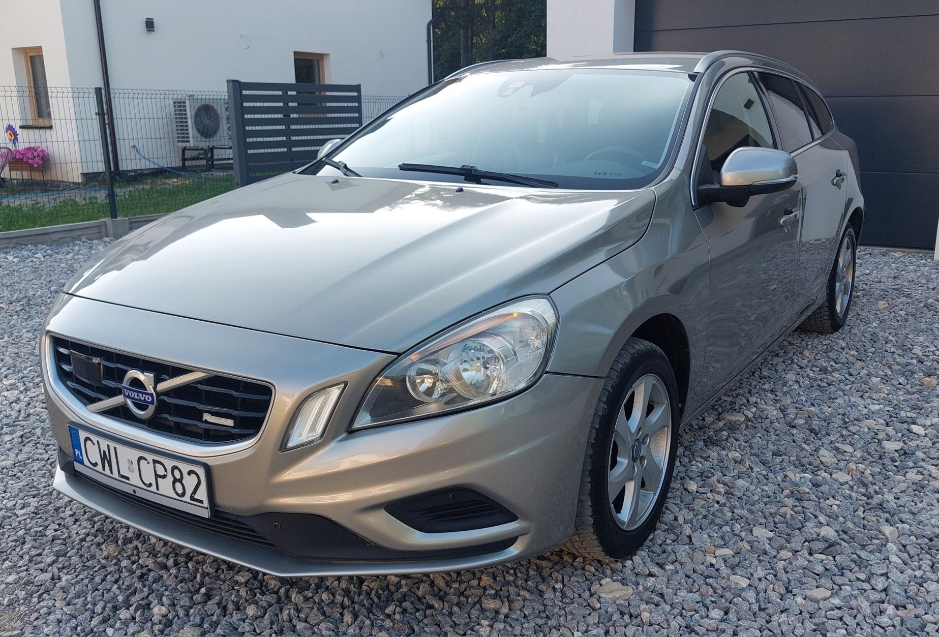 VOLVO V60 R-design # Navi # Skóra # Radar