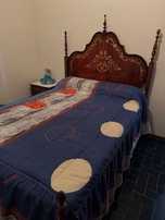 quarto casal com cama e armario