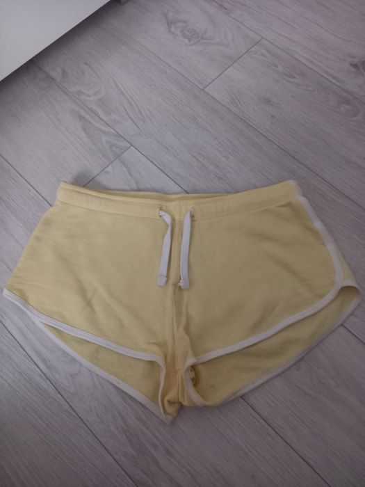 Krótkie, żółte spodenki