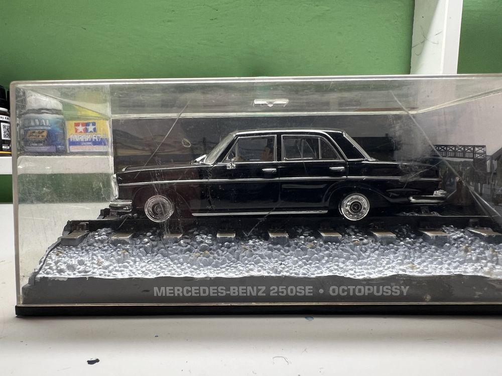 Merdedes Benz 250 SE Octopussy w skali 1:43