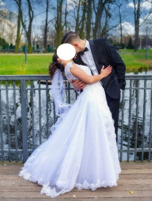 Suknia ślubna bogato zdobiona