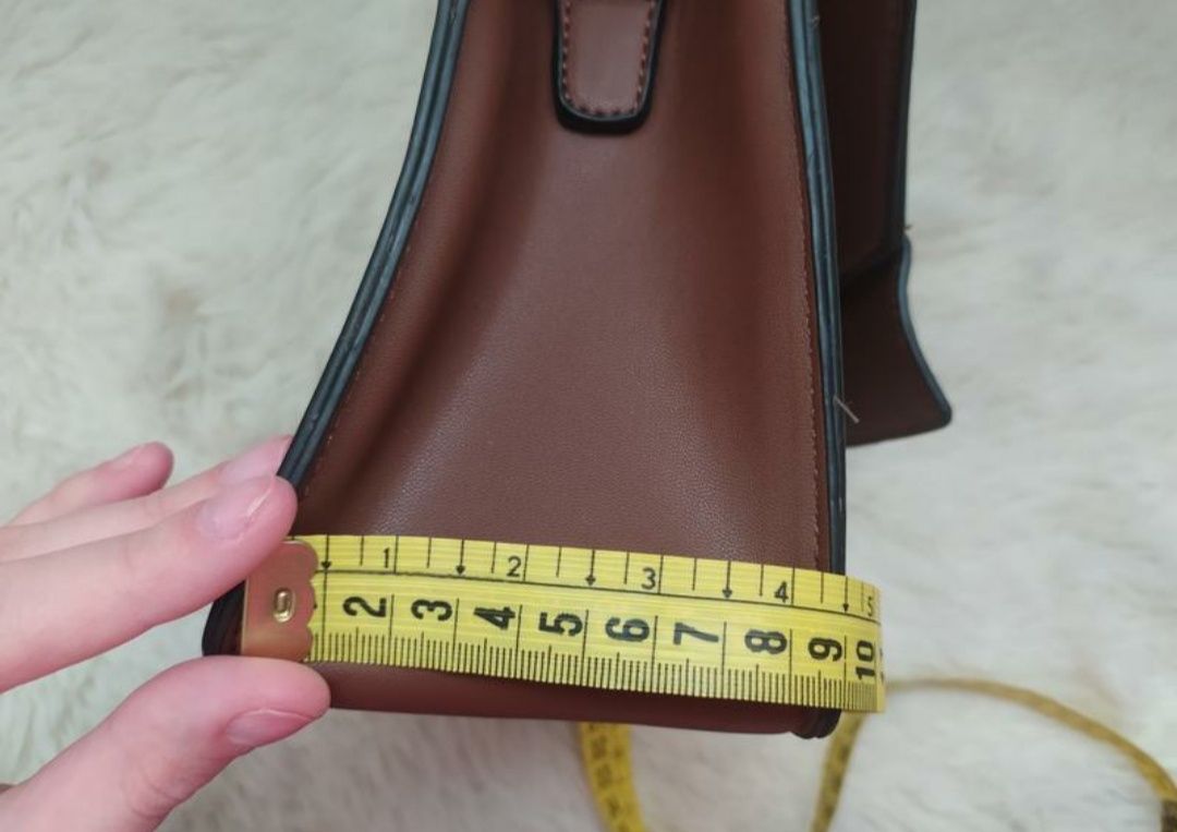 Стильна коричнева сумка на ремінці