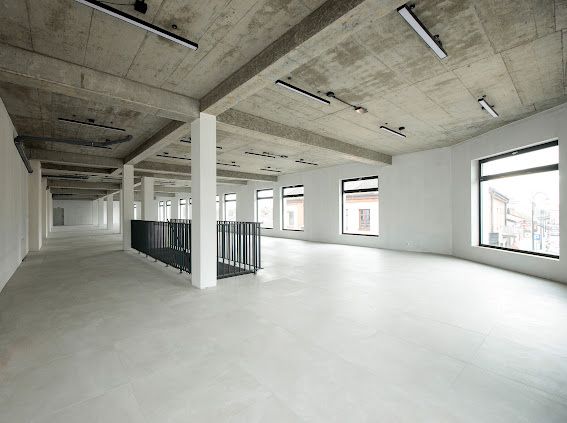 Lokal do wynajęcia 400 m2. I piętro. Jędrzejów Rynek.