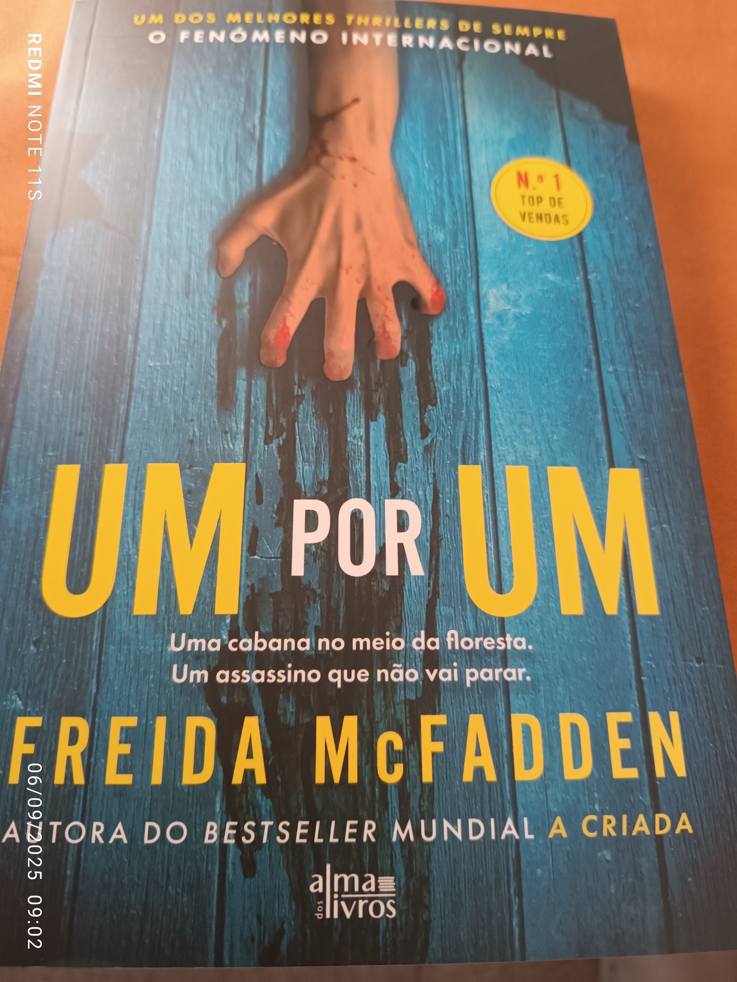 Livro NOVO UM POR UM da FREIDA McFADDEN