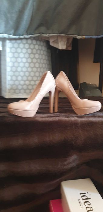 Sapatos de salto compensado bege