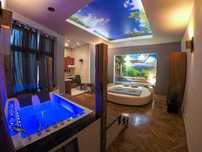 Nowoczesny apartament z jacuzzi w pokoju