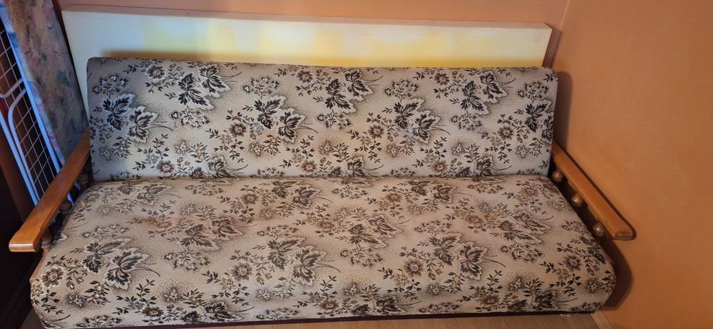 wersalkaz funkcją rozkładania. 
Foteli nie ma. 

Dębowe zdobienia. 
Sw