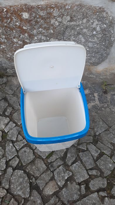 Caixote do lixo em bom estado