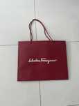 Salvatore Ferragamo czerwona torba papierowa z białym logo napisem