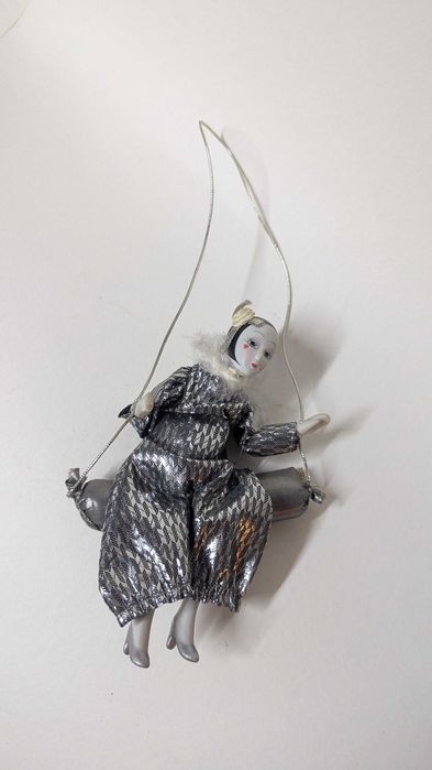 Arlekin Pierrot na huśtawce