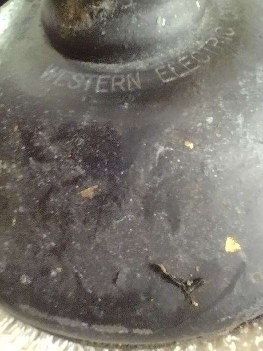 Stary z 1915 roku telefon Western Electric company wykonany z mosiądzu