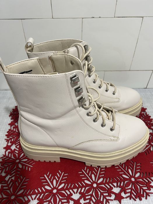 Продаю черевики на замочку бежевого кольору.Стан ідеальний  носились в