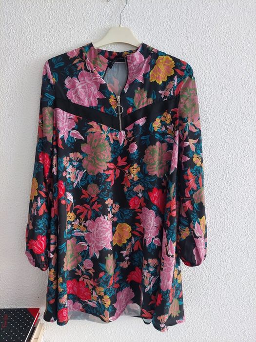 Vestido curto florido / Zara /tam. S