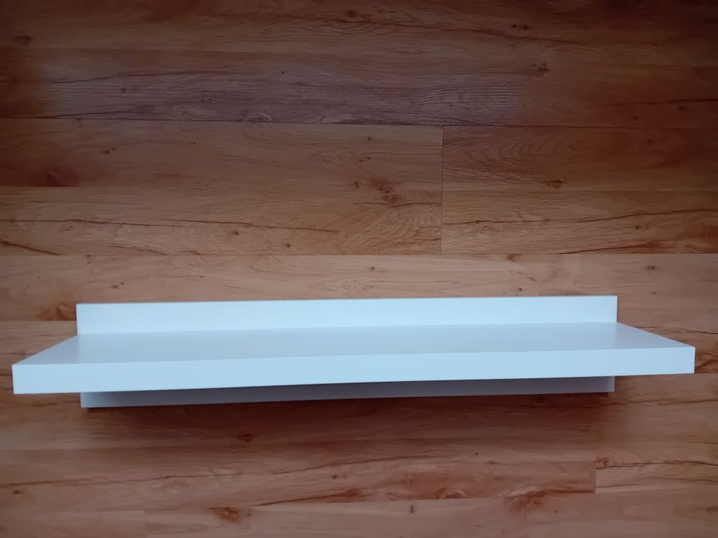 Półka biała ścienna.