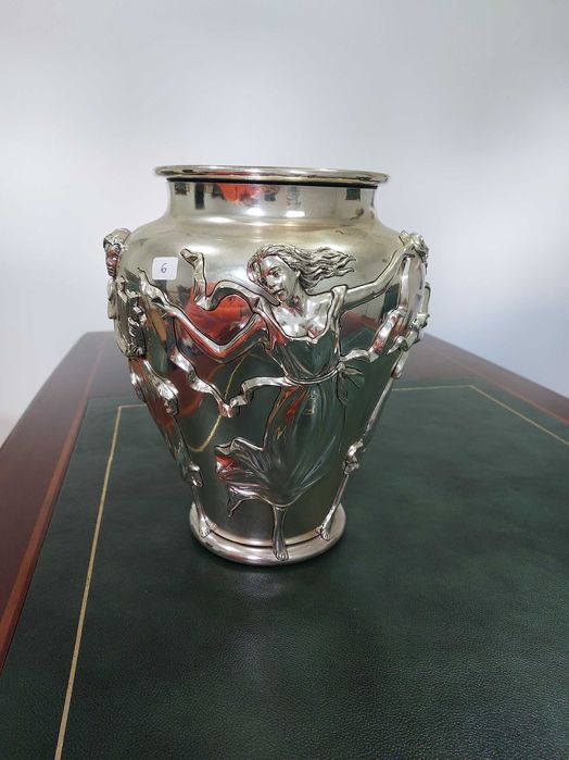 Jarro de prata decorado com bailarinas